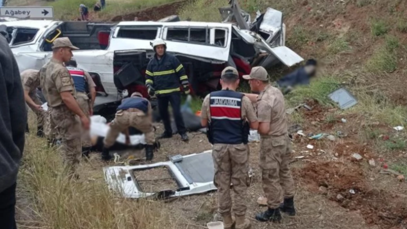 Gaziantep'te tır ile minibüs çarpıştı! 8 kişi hayatını kaybetti, çok sayıda kişi yaralandı
