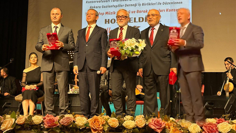 Gaziantep Müzik Kültürü ve Barak Havaları Konserinde Gaziantepli İş İnsanlarına Plaket Takdimi