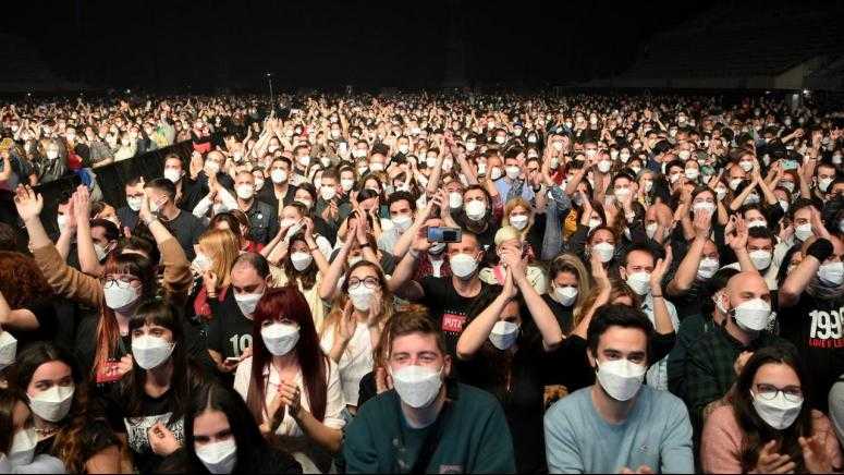 İspanya'da sosyal mesafesiz ilk konser yapıldı
